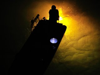 満潮に乗って遡上してくるシラスウナギ。光に寄せられる習性を利用する漁法